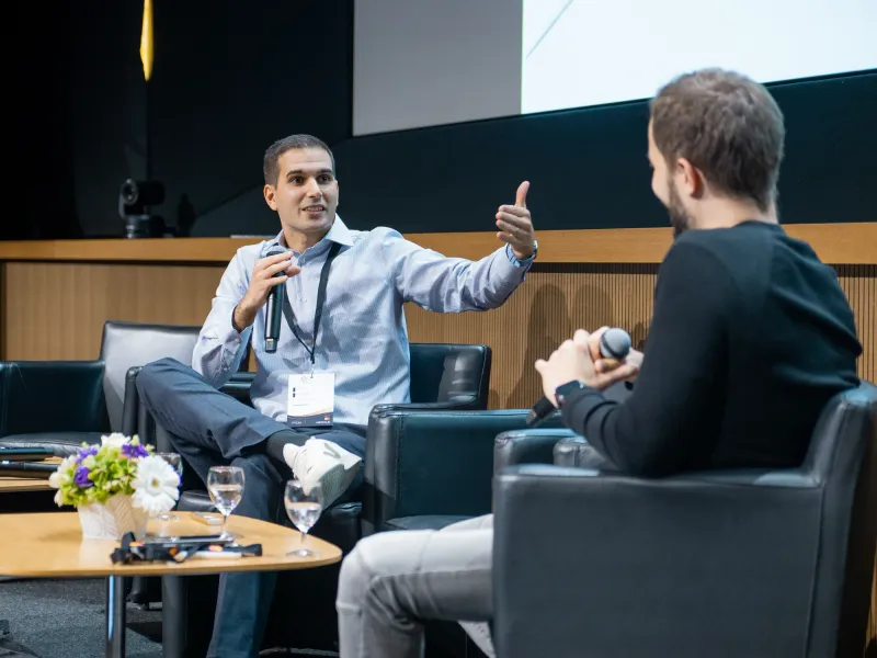 Two guests in conversation on stage at a Dagorà event