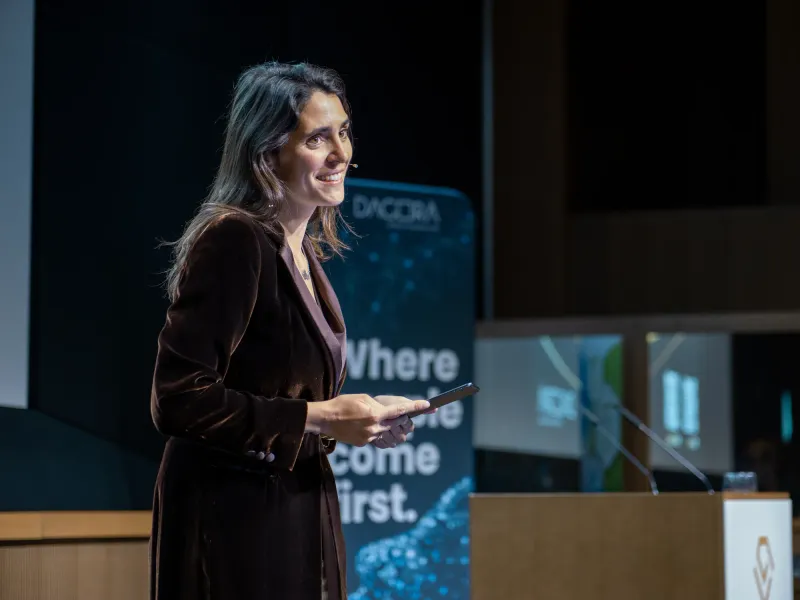 A speaker on stage at a Dagorà summit